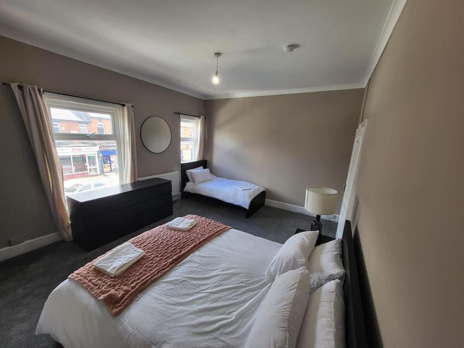 4 Bedroom House, 8 Min To City! Manchester Exteriér fotografie